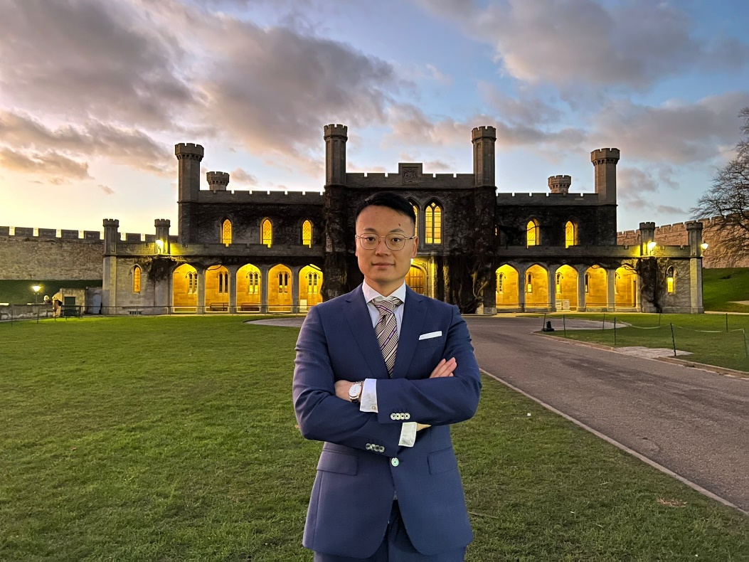 人站在草地上 中度可信度描述已自动生成